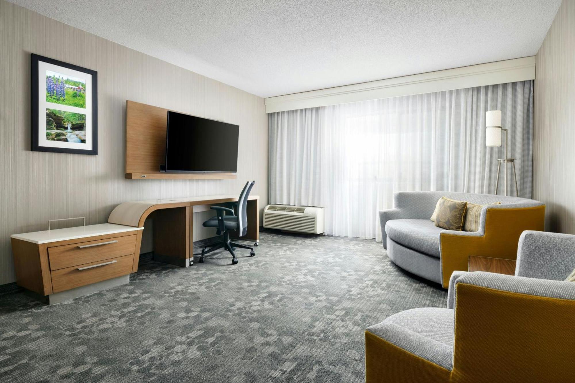 Courtyard By Marriott Concord Hotel Exterior photo